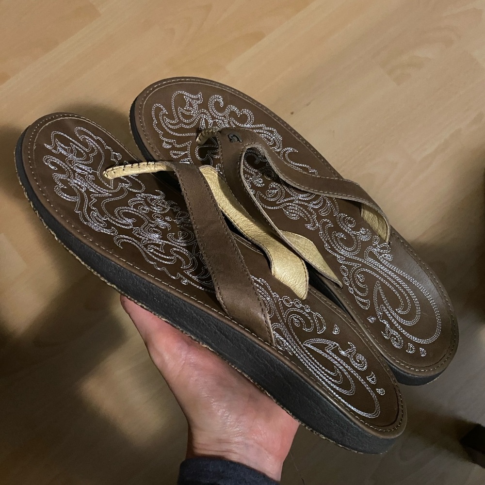 Olukai thong sandals size 10